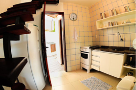 Cozinha completa e porta de acesso a área externa (churrasqueira, lavabo e ducha).